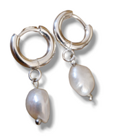 Eyrnalokkar - faux freshwater pearl