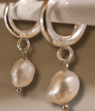 Eyrnalokkar - faux freshwater pearl